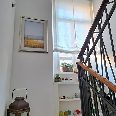 Casa Mari - Free Secure Parking, Breakfast, Private Bathroom, Wifi, Garden, Aircon, 5 Min Walk To Metro And Train Station Couette-café Milan