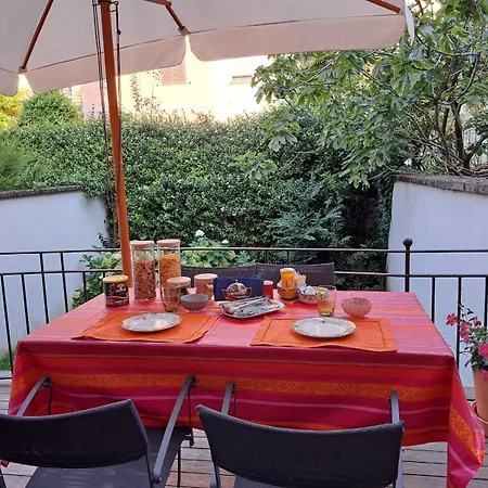 Casa Mari - Free Secure Parking, Breakfast, Private Bathroom, Wifi, Garden, Aircon, 5 Min Walk To Metro And Train Station Couette-café *