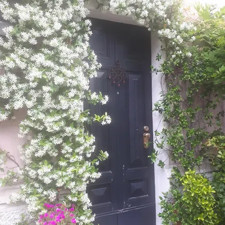 Casa Mari - Free Secure Parking, Breakfast, Private Bathroom, Wifi, Garden, Aircon, 5 Min Walk To Metro And Train Station